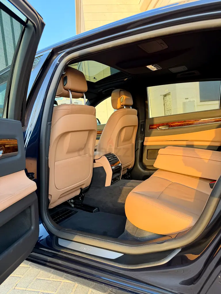 BMW 7-Series 730li Exclusive 2015 GCC Specs - Orginal paint - 2 key - Image 13