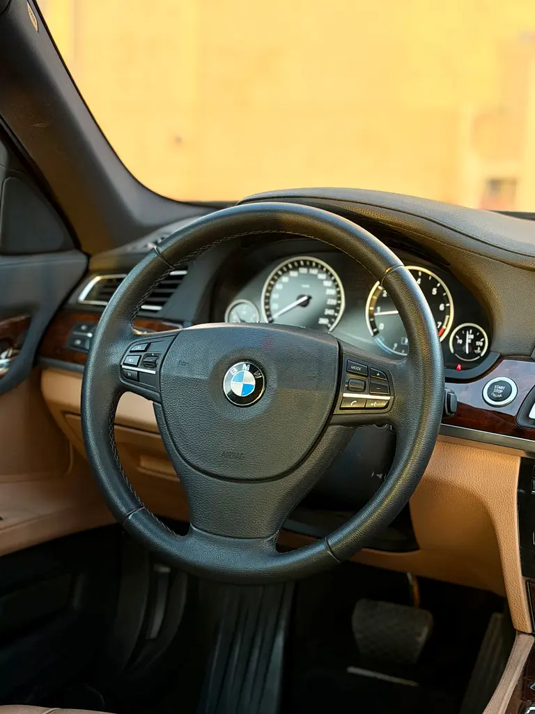 BMW 7-Series 730li Exclusive 2015 GCC Specs - Orginal paint - 2 key - Image 19