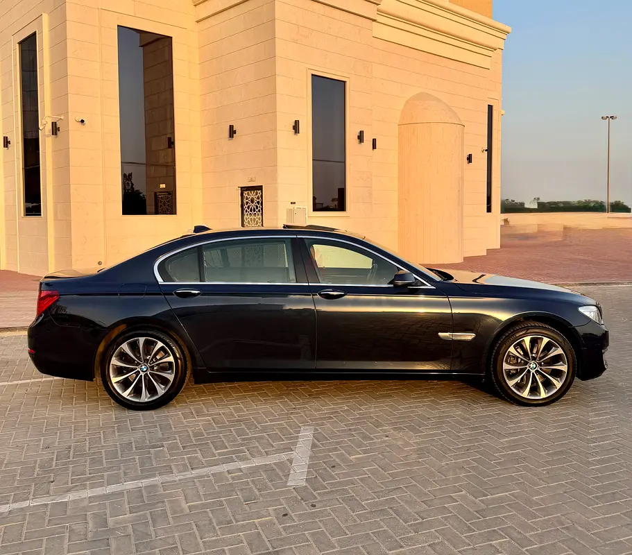BMW 7-Series 730li Exclusive 2015 GCC Specs - Orginal paint - 2 key - Image 8