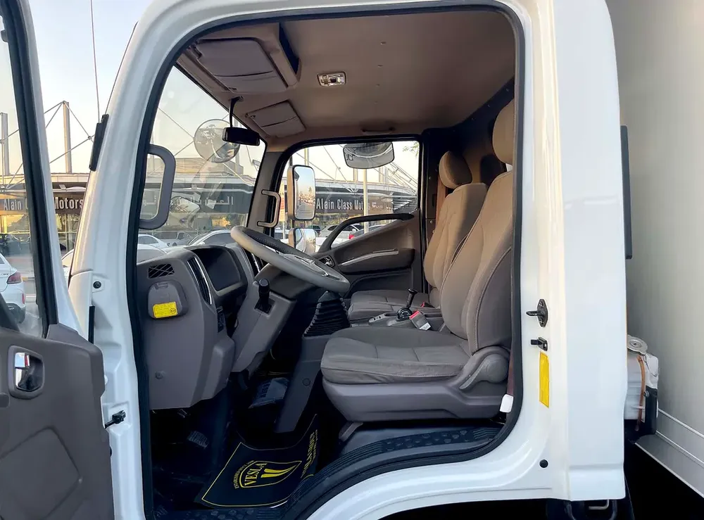 2021 / GCC / LIGHT CARGO TRUCK + TAIL LIFT + CRUISE CONTROL + POWER LOCKS + BLUETOOTH + LE DLIGHT - Image 18