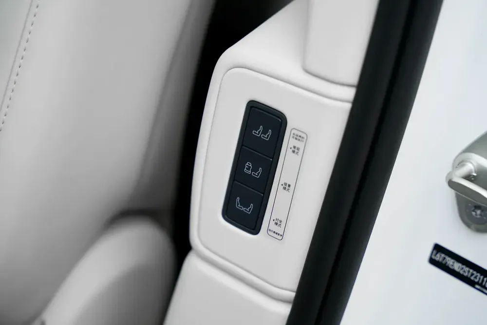 2025 LYNK & CO 900 - Image 10