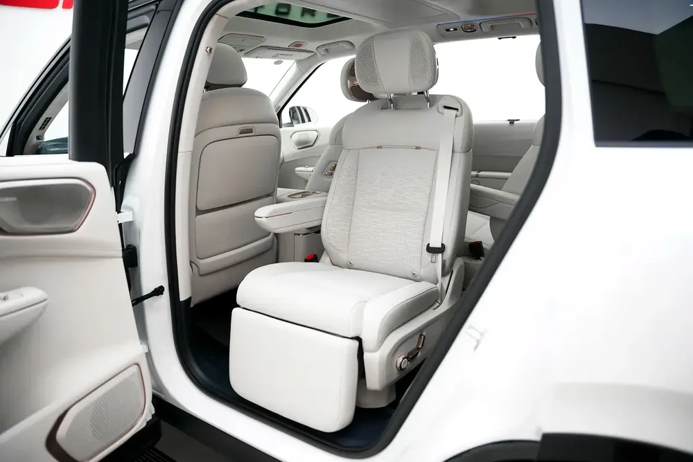 2025 LYNK & CO 900 - Image 11