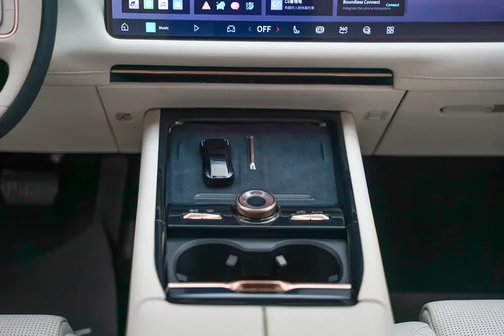 2025 LYNK & CO 900 - Image 16