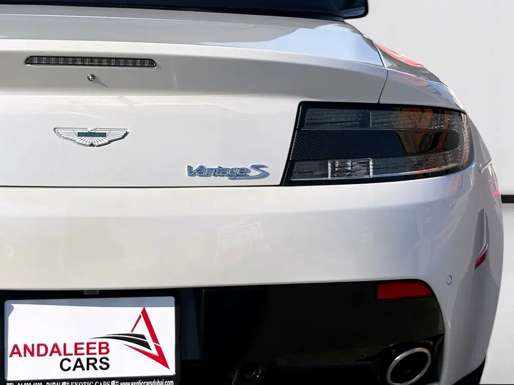 ASTON MARTIN VANTAGE S Cabriolet | 4.7L V8 | 2014 | GCC SPECS - Image 9