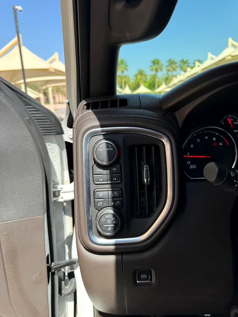 Silverado 1500 LT Trail Boss | GCC Specs | Second Owner in Mint condition - Image 12
