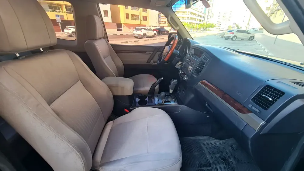 Mitsubishi Pajero GLS MID 2014 GCC Specs 3 Doors Lady Driven - Image 12