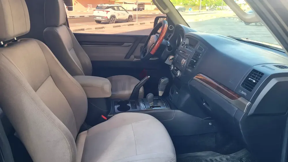 Mitsubishi Pajero GLS MID 2014 GCC Specs 3 Doors Lady Driven - Image 13