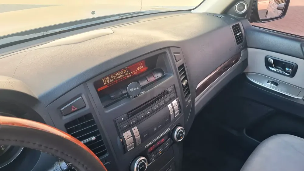Mitsubishi Pajero GLS MID 2014 GCC Specs 3 Doors Lady Driven - Image 14