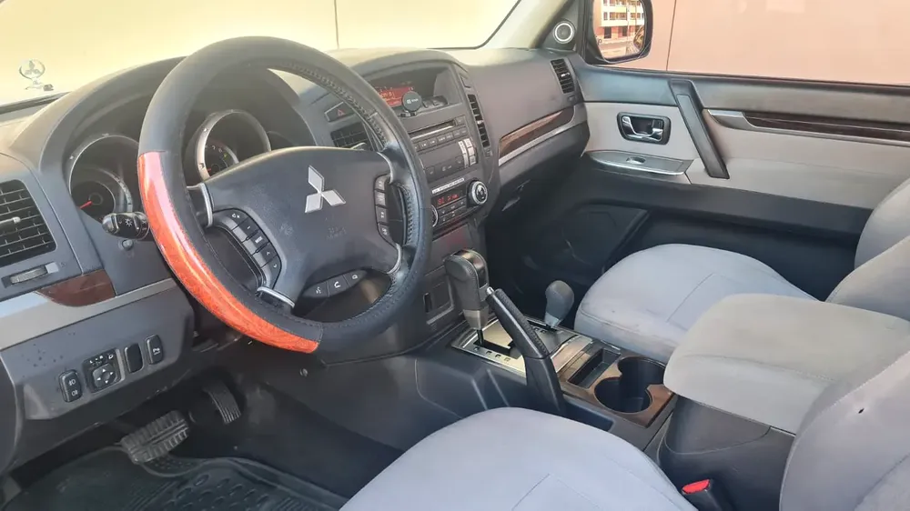 Mitsubishi Pajero GLS MID 2014 GCC Specs 3 Doors Lady Driven - Image 15
