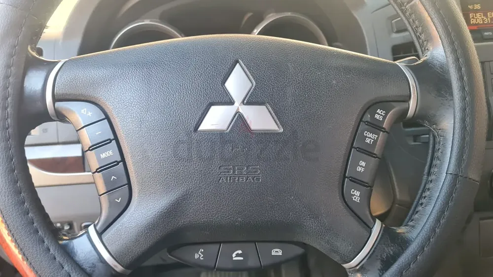 Mitsubishi Pajero GLS MID 2014 GCC Specs 3 Doors Lady Driven - Image 17