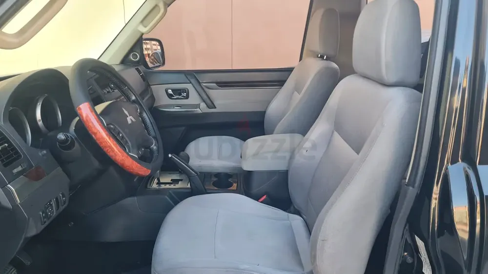 Mitsubishi Pajero GLS MID 2014 GCC Specs 3 Doors Lady Driven - Image 4