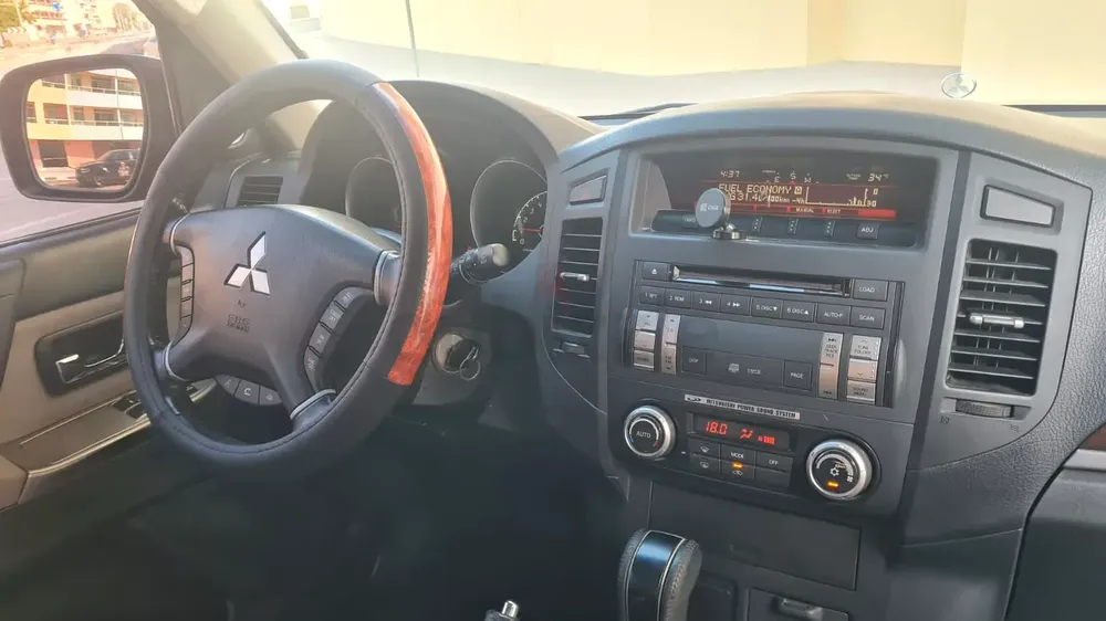 Mitsubishi Pajero GLS MID 2014 GCC Specs 3 Doors Lady Driven - Image 5