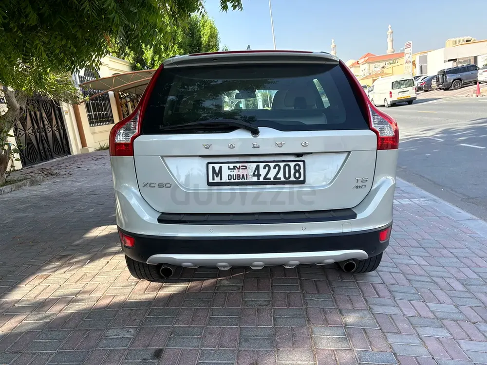 Volvo XC60 T6 R-Design 2012 | GCC Specs | Performance  Luxury - Image 4