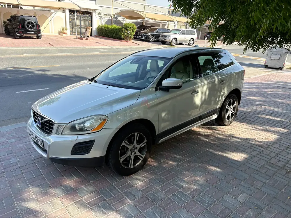Volvo XC60 T6 R-Design 2012 | GCC Specs | Performance  Luxury - Image 5