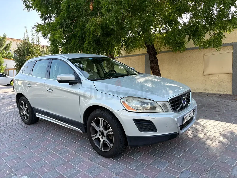 Volvo XC60 T6 R-Design 2012 | GCC Specs | Performance  Luxury - Image 6