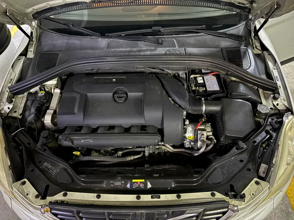 Volvo XC60 T6 R-Design 2012 | GCC Specs | Performance  Luxury - Image 7