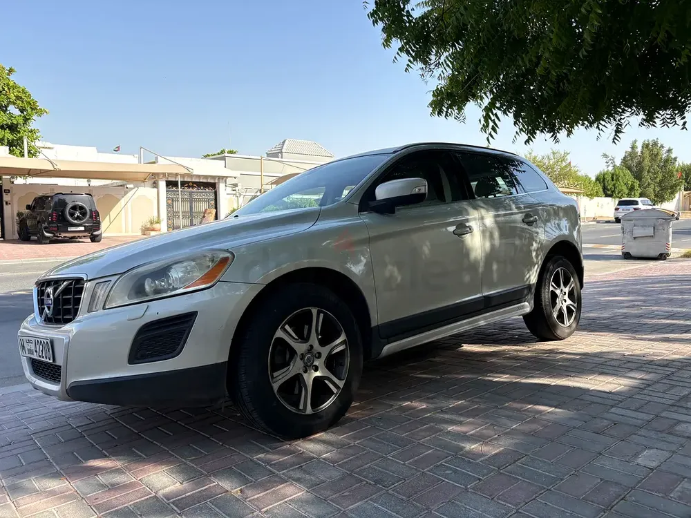 Volvo XC60 T6 R-Design 2012 | GCC Specs | Performance  Luxury - Image 8