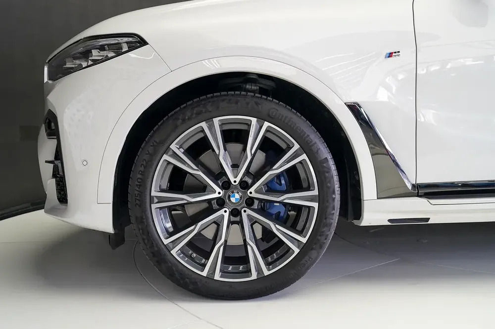 BMW X7 xDrive40i M SPORT | GCC | REAR ENTERTAINMENT | WARRANTY AVAILABLE - Image 6
