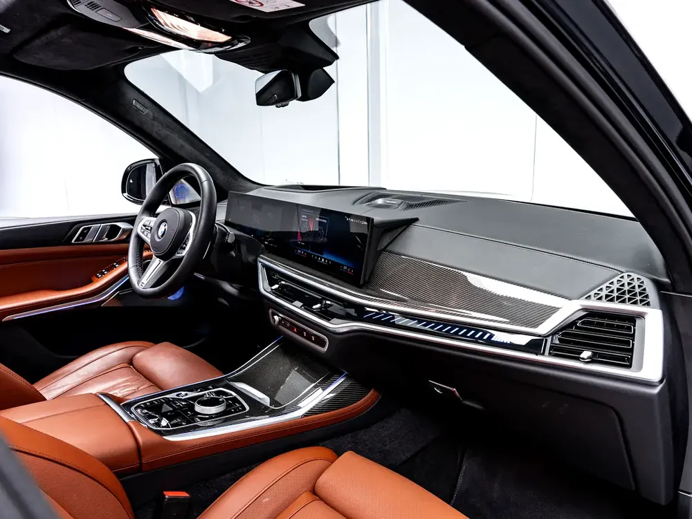 BUY NOW, PAY 2027 | THE BLACKLINE STANDARD | BMW Warranty + Service Contract, GCC, LOW KMs - Image 12