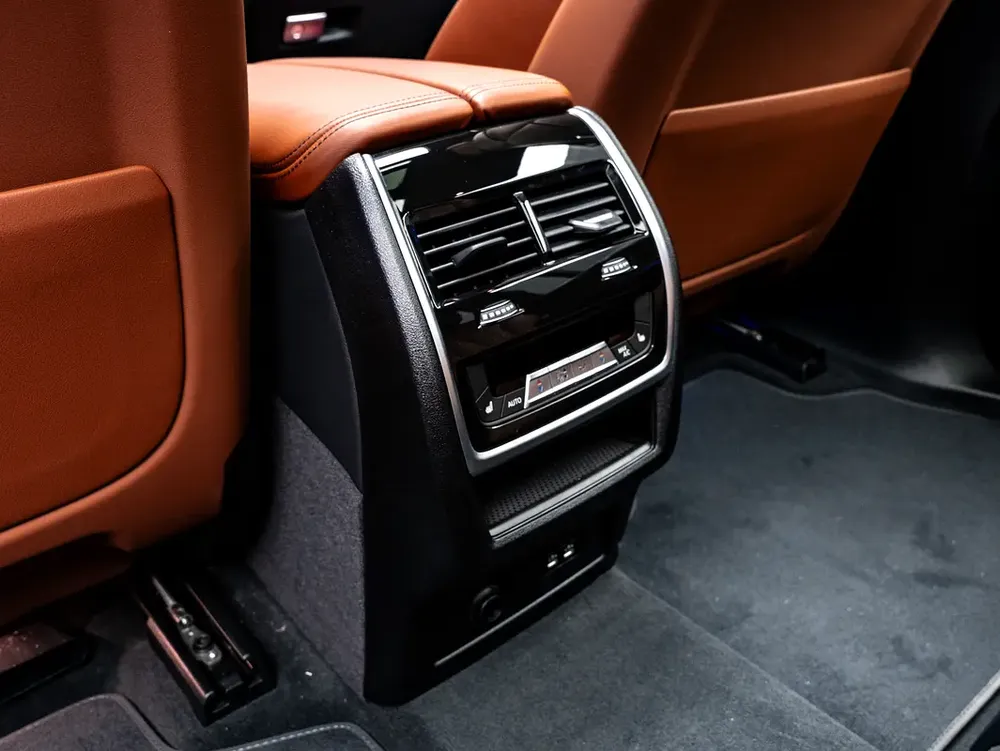 BUY NOW, PAY 2027 | THE BLACKLINE STANDARD | BMW Warranty + Service Contract, GCC, LOW KMs - Image 19