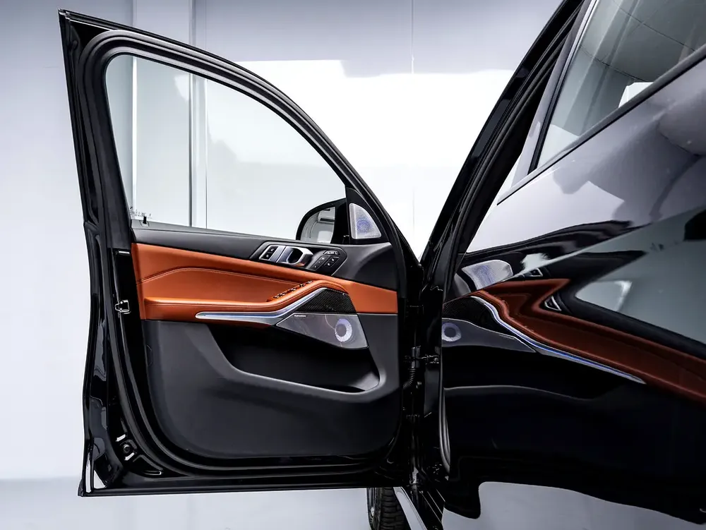 BUY NOW, PAY 2027 | THE BLACKLINE STANDARD | BMW Warranty + Service Contract, GCC, LOW KMs - Image 7