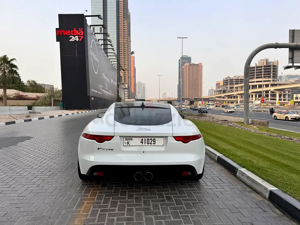 Jaguar F-Type 2015 GCC | Full service history | Standard | - Image 4
