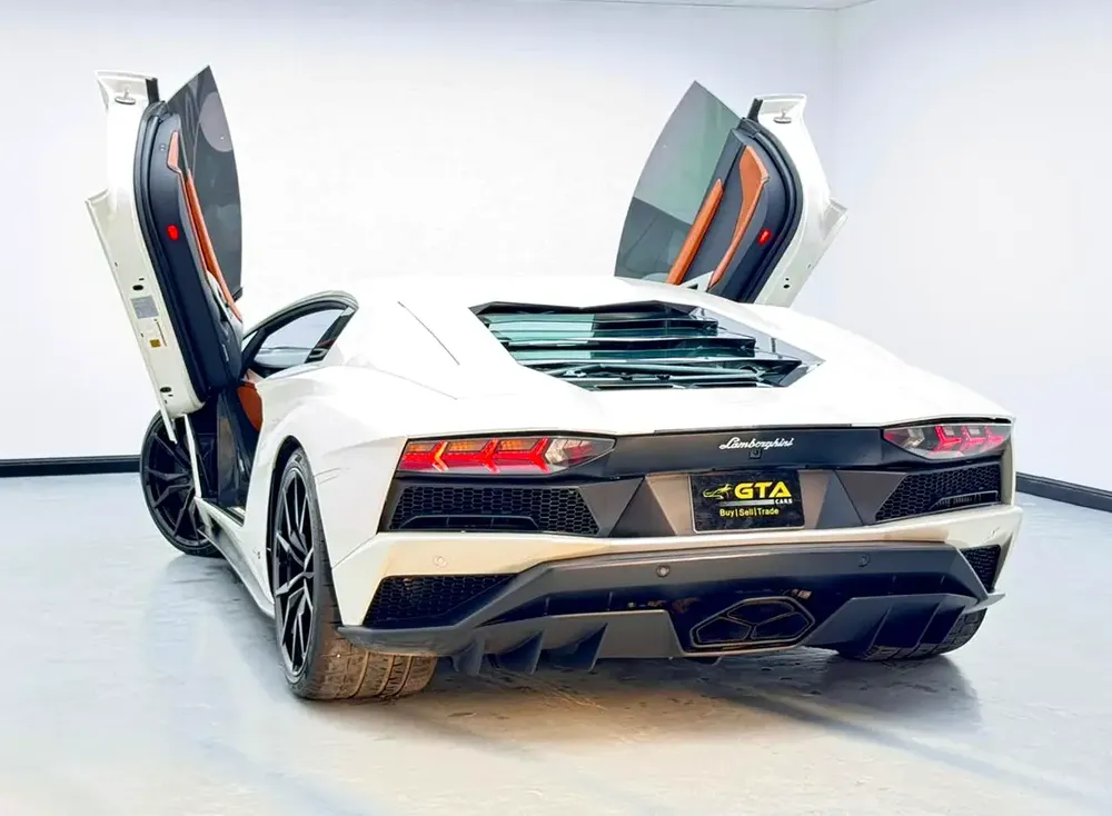 2017 Lamborghini Aventador S Roadster, Lamborghini Service History, Excellent Condition, GCC - Image 4