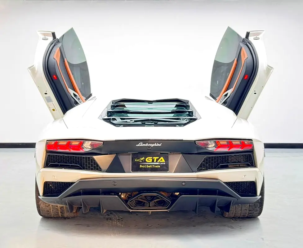 2017 Lamborghini Aventador S Roadster, Lamborghini Service History, Excellent Condition, GCC - Image 5